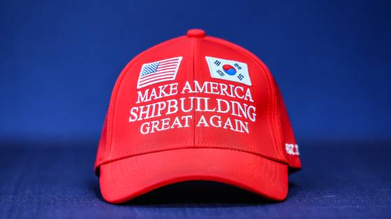 3일 대통령실에서 공개한 ‘마스가(MASGA·Make American Shipbuilding Great Again)’ 모자. 초읽기에 몰리던 한미관세 협상의 막판 타결을 이끈 한미 조선 산업 협력 프로젝트인 마스가는 '마가(MAGA·Make America Great Again)’라는 정치 구호를 내세워 재선에 성공한 도널드 트럼프 미국 대통령을 설득한 맞춤형 구호로 알려졌다. 대통령실사진기자단