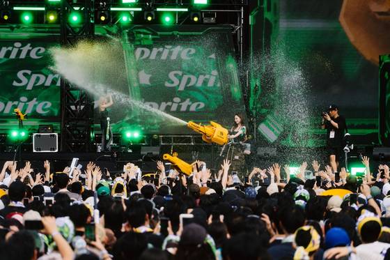 2025 워터밤 서울에서 스프라이트 모델 카리나가 무대를 즐기는 모습. 코카콜라사
