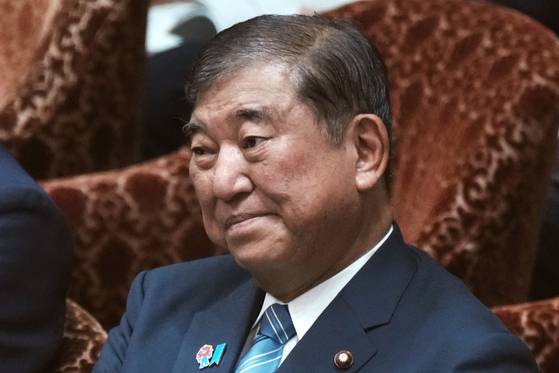 이시바 시게루 일본 총리가 4일 중의원(하원) 예산위원회에 참석해 의원 질의를 듣고 있다. AFP=연합뉴스