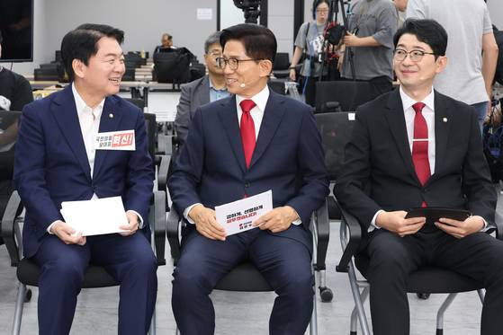 국민의힘 안철수(왼쪽부터), 김문수, 주진우 당대표 후보가 3일 오후 서울 여의도 중앙당사에서 열린 제6차 전당대회 후보자 비전대회에 참석해 대화하고 있다. 뉴스1