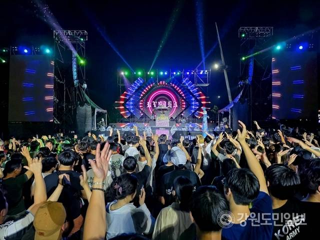 ▲ 3일 강릉 경포해수욕장에서 열린 ‘2025 경포 썸머 페스티벌’ EDM 나이트 무대. 피서객들은 함께 뛰며 더위를 날렸다. 황선우 기자