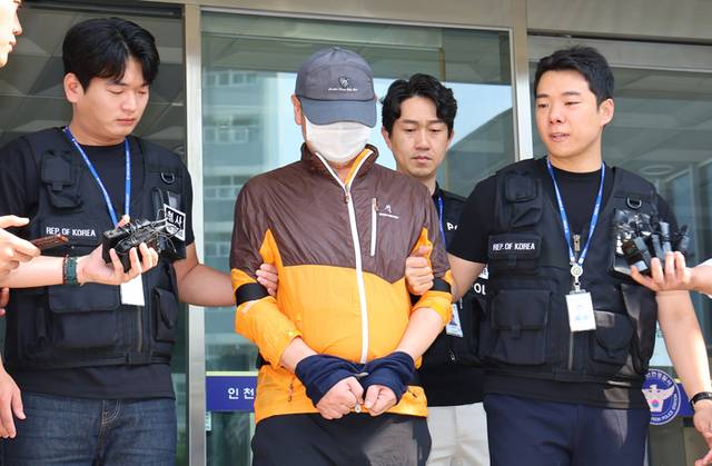 ▲ 인천 송도에서 사제 총기로 아들을 살해한 60대 남성 A씨가 30일 인천 논현경찰서 유치장에서 검찰로 송치되고 있다.  A씨는 지난 20일 인천 송도동 모 아파트에서 사제 총기를 발사해 아들 B(33)씨를 살해하고 서울 자택에 인화성 물질과 발화 타이머를 설치한 혐의를 받고 있다.  연합뉴스