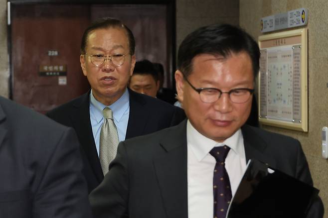 대선 후보 교체 사흘 전인 5월 7일, 국회 회의를 마치고 나오는 권영세·이양수 의원.