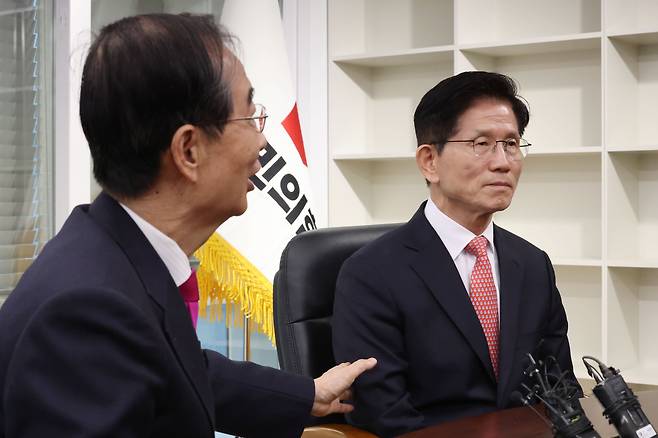 ‘후보 교체 파동’ 다음날인 5월 11일 회동한 한덕수 전 총리(왼쪽)와 김문수 당시 대선후보.