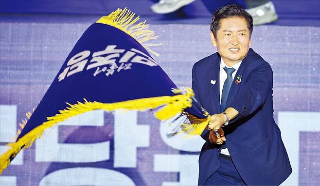 정청래 의원이 더불어민주당을 이끌 새 대표로 선출됐다. 그는 지난 2일 경기 고양 킨텍스에서 열린 민주당 임시전국당원대회 당 대표 경선에서 61.74%의 득표율로 당선됐다. 정 신임 대표가 당선 직후 민주당 깃발을 흔들어 보이고 있다.  뉴스1