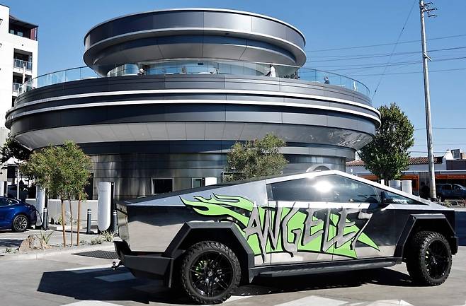 테슬라 다이닝 앞으로 사이버트럭이 지나가고있다. AFP연합뉴스