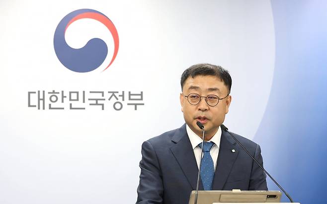 (서울=뉴스1) 임세영 기자 = 송상훈 과학기술정보통신부 정보통신정책실장이 4일 오후 서울 종로구 정부서울청사에서 '독자 AI 파운데이션 모델' 프로젝트 정예팀 선정 결과를 발표하고 있다.

'독자 AI 파운데이션 모델' 정예팀으로는 네이버클라우드, 업스테이지, 에스케이텔레콤, 엔씨에이아이, 엘지경영개발원 AI 원구원이 선정됐다.  2025.8.4/뉴스1