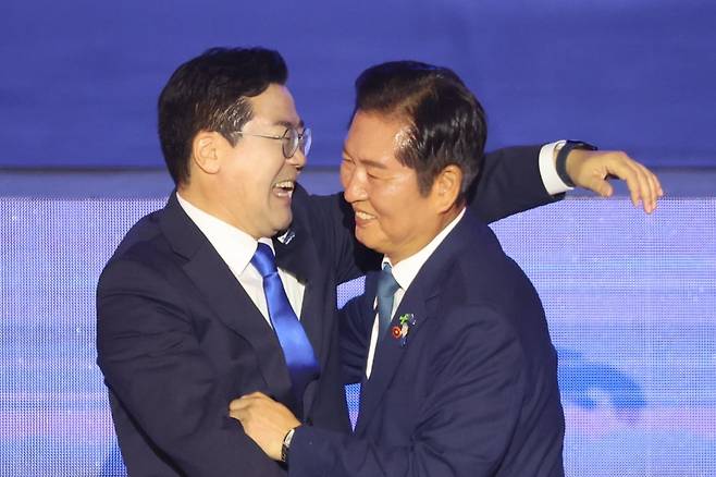 더불어민주당 정청래 신임 당대표가 2일 고양 킨텍스에서 열린 전국당원대회에서 박찬대 당대표 후보의 축하를 받고 있다. 사진=연합뉴스