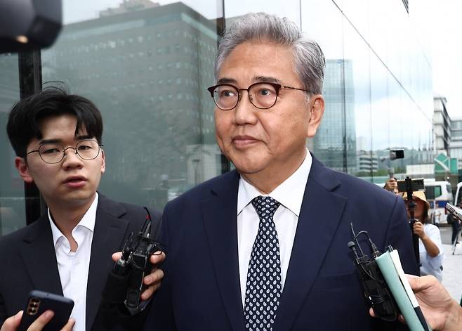 박진 전 외교부 장관이 4일 오후 서울 종로구 김건희 특검팀(특별검사 민중기) 사무실에서 윤석열 전 대통령 부부의 우크라이나 순방 관련 조사를 받기 위해 출석하고 있다. /사진=뉴스1