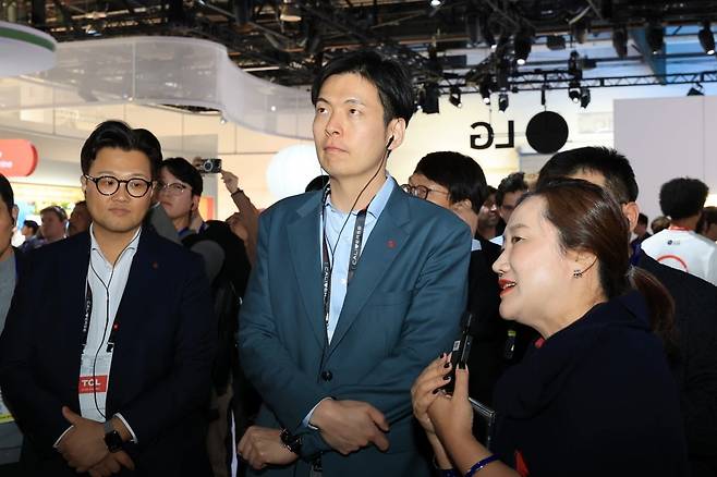 세계 최대 가전·정보기술(IT) 전시회 CES 2025 개막 첫날인 1월 7일(현지 시간) 미국 네바다주 라스베이거스 컨벤션센터 센트럴홀 LG전자 전시관을 신유열 롯데지주 미래성장실장(부사장)이 방문하고 있다. 사진=연합뉴스