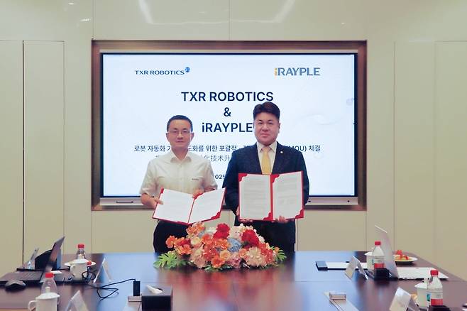 엄인섭 티엑스알로보틱스 대표와 리밍 아이레이플 부사장이 8월 1일 중국 항저우에 위치한 다화 본사에서 로봇 자동화 기술 협력을 위한 업무협약(MOU)을 체결한 후 기념촬영을 하고 있다. 사진=유진그룹