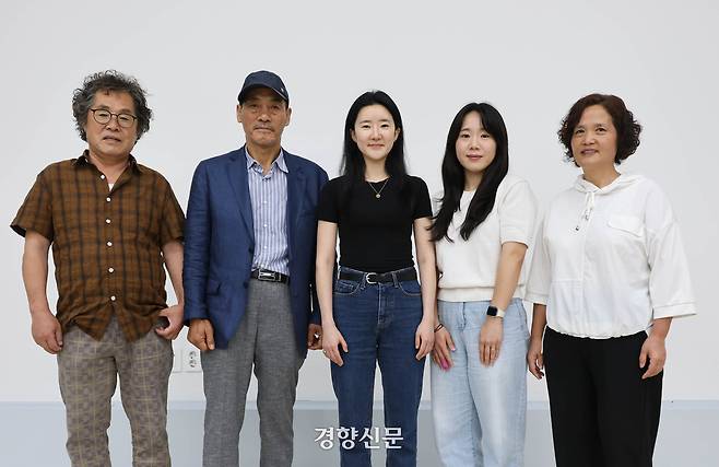 산업재해 유가족들이 지난 18일 경향신문 본사에서 포즈를 취하고 있다. 성동훈 기자