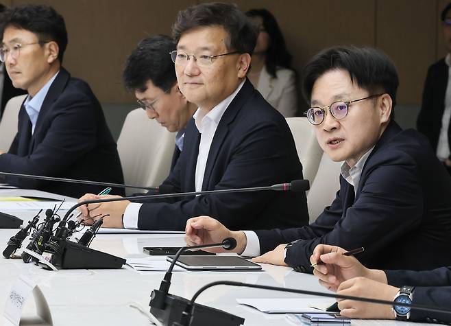 김정관 산업통상자원부 장관(오른쪽 첫번째)이 4일 서울 중구 대한상공회의소 회관에서 열린 대미 통상 전략 라운드 테이블 회의에서 발언하고 있다. 산업부 제공