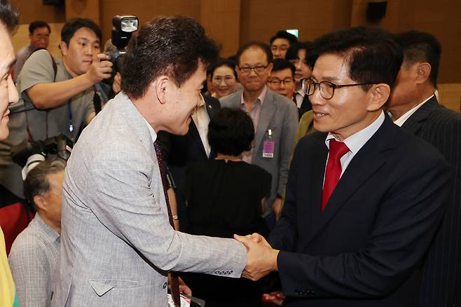 김문수 국민의힘 당대표 후보가 4일 국회에서 투게더포럼이 주최한 시국토론회에 참석해  전한길씨와 악수하고 있다. 연합뉴스