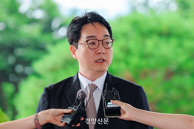 심우정 검찰총장이 본인의 퇴임식이 열린 지난달 2일 서울 서초동 대검찰청 청사로 출근하고 있다. 이준헌 기자
