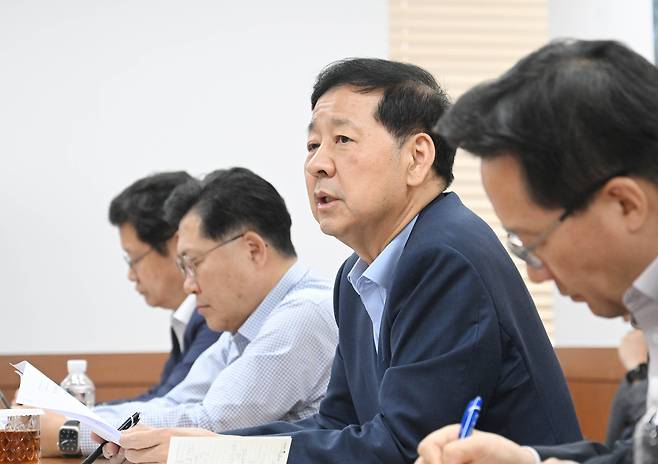 구윤철 부총리 겸 기획재정부 장관이 4일 서울 종로구 정부서울청사에서 서울청사와 세종청사간 화상으로 열린 기재부 확대간부회의를 주재하고 있다. 기획재정부 제공.