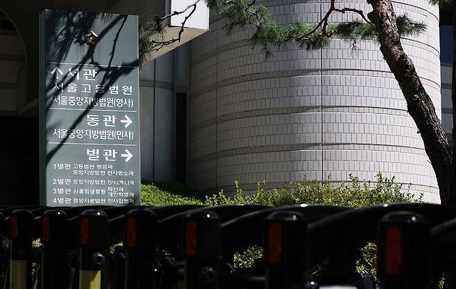 전국 대부분의 법원이 28일부터 다음 달 8일까지 하계 휴정기에 들어가며 내란 재판이 일시 중단될 예정인 가운데 27일 서울 서초구 서울중앙지방법원·서울고등법원 앞이 한산한 모습을 보이고 있다. 한수빈 기자