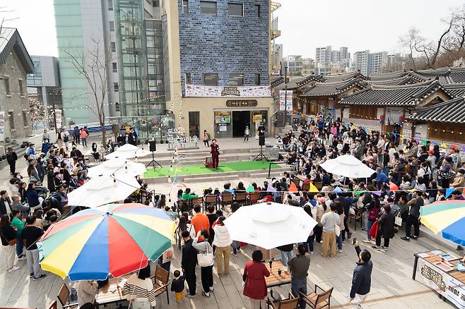 지난해 9월 서울 종로구 돈의문박물관마을에서 열린 ‘돈의문골목시장’ 행사에 시민들이 모여있다. 서울시 돈의문박물관마을 홈페이지