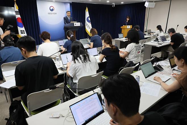 송상훈 과학기술정보통신부 정보통신정책실장이 4일 서울 종로구 정부서울청사에서 독자 AI 파운데이션 모델 프로젝트 정예팀 선정 결과를 브리핑하고 있다. 연합뉴스