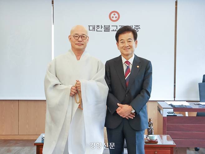 정동영 통일부 장관(왼쪽)이 4일 오전 서울 종로구 조계사에서 대한불교조계종 총무원장 진우스님을 예방하고 있다. 통일부 제공