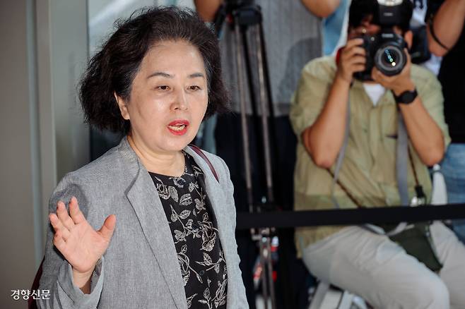 윤석열 전 대통령 부부의 공천개입 의혹과 관련해 4일 김건희 특검팀에 피의자 신분으로 소환된 김영선 전 국민의힘 의원이 특검 사무실이 있는 서울 KT광화문웨스트 빌딩으로 들어서고 있다. 이준헌 기자