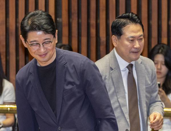 국민의힘 당 대표 선거에 출마한 주진우(왼쪽), 장동혁 의원이 4일 국회 의원총회에서 만나 인사하고 있다. 연합뉴스