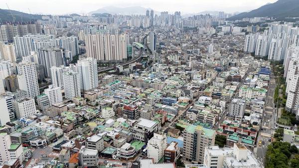 국토교통부가 4일 이재명 정부의 핵심 정책인 공공재개발사업(도심 공공주택 복합지구 사업) 후보지로 부산 금정구 장전역 서측과 구서1동 행정복지센터 인근 등 두 곳을 선정했다. 사진은 금정구 장전동·구서동의 사업 후보지 전경.  이원준 기자 windstorm@kookje.co.kr