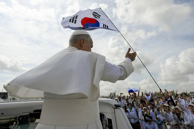 A handout picture provided by the Vatican Media shows Pope Leo XIV during a Holy Mass on the occasion of the Jubilee of Youth, at Tor Vergata in Rome, Italy, Sunday. (EPA-Yonhap)