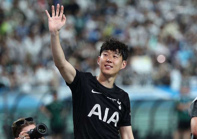 Son Heung-min waves to the crowd after the final whistle of a Coupang Play Series friendly between Tottenham Hotspur and Newcastle United at Seoul World Cup Stadium on Aug. 3. [YONHAP]