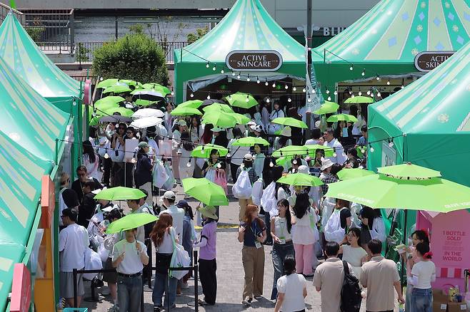 Visitors enjoy "2025 Olive Young Festa" held on May 22 to 25 on Nodeul Island in Yongsan District, central Seoul. [OLIVE YOUNG]