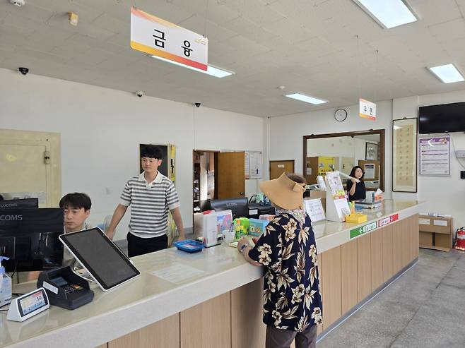 1일 대의우체국 직원들이 고객을 맞이하고 있다