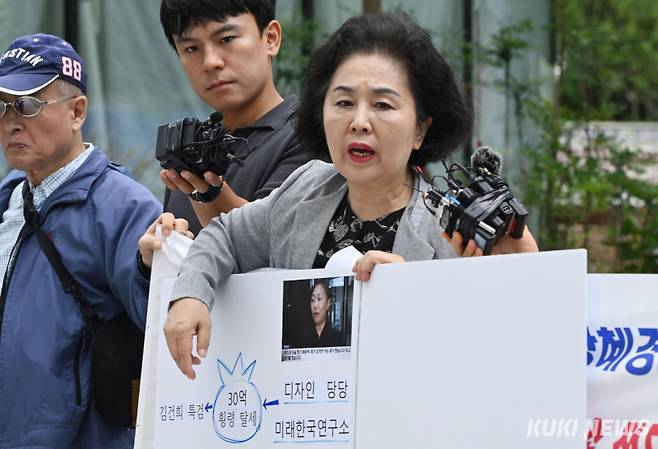 김영선 전 국민의힘 의원 민중기 특별검사팀 출석김영선 전의원이 4일 오전 김건희 종로구 KT광화문빌딩 웨스트 특검 사무실&nbsp;출석에 앞서 기자회견을 열고 자신의 회계 담당직원이었던 강혜경씨의 선거자금 횡령 의혹을 거듭 제기하며 특검팀의 수사를 촉구하고 있다.&nbsp;