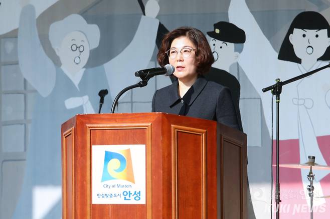 김보라 안성시장이 안성 3.1운동 기념관 기념 보훈 문화행사에서 기념사 연설을 하고 있다. 안성시 제공