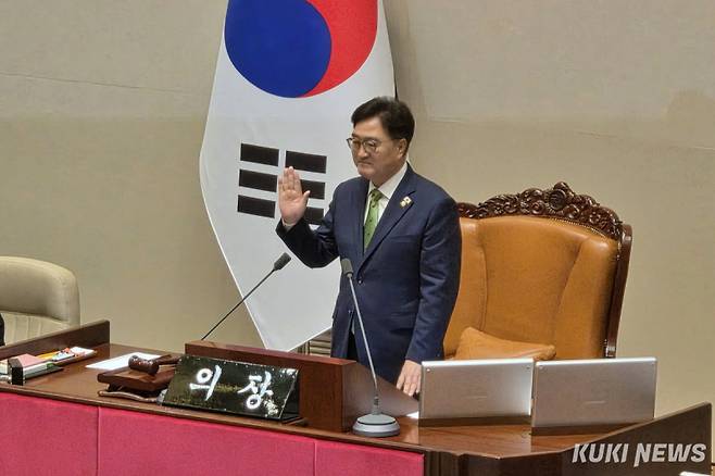 우원식 국회의장이 4일 서울 여의도 국회 본청에서 본회의 시작에 앞서 선서하고 있다. 김건주 기자