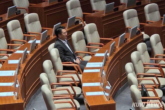 전용기 더불어민주당 의원이 국민의힘의 필리버스터 시작 후 반대 이유를 듣기 위해 앉아 있다. 김건주 기자&nbsp;