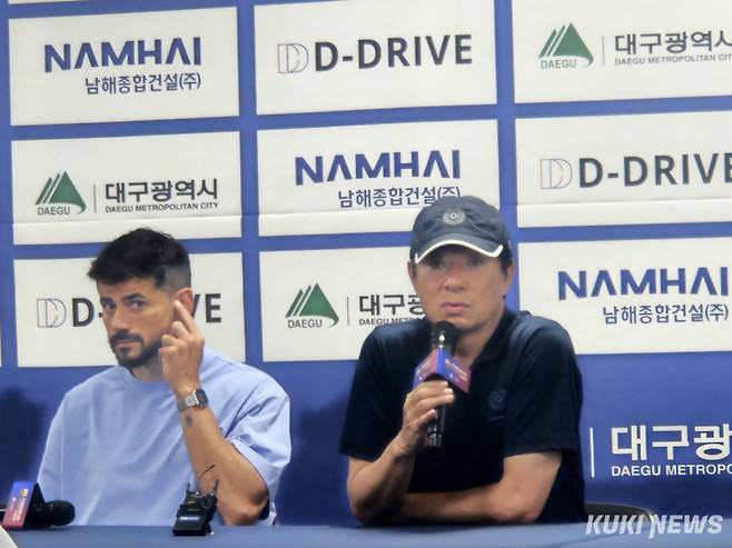 김병수 대구 감독과 세징야가 4일 오후 8시 대구스타디움에서 열린 FC바르셀로나와의 '바르셀로나 2025 아시아 투어 에디션' 2차전 경기가 끝난 후 기자회견에 참석하고 있다. 송한석 기자