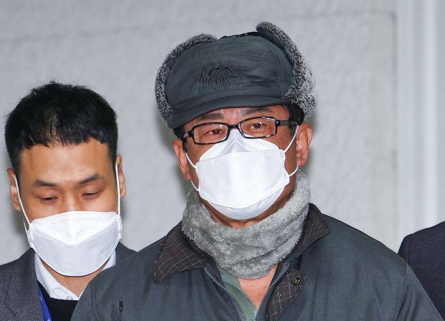 12·3 비상계엄의 '민간인 비선' 의혹을 받는 노상원 전 사령관이 지난해 12월 24일 서울 은평구 서울서부경찰서에서 검찰로 송치되고 있다. 연합뉴스