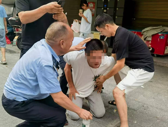 중국 후난성 레이양시의 한 초등학교 인근에서 3일 무차별 흉기 난동을 벌인 용의자가 체포되고 있다.  웨이보