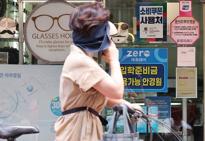 민생회복 소비쿠폰 1차 신청 둘째 날인 지난 22일 서울 시내 한 안경원에 지원금 사용 가능 안내문이 붙어 있다. [사진 출처 = 뉴스1]
