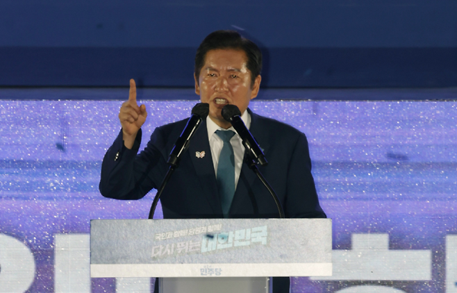 2일 오후 고양 킨텍스에서 열린 더불어민주당 전국당원대회(전당대회)에서 정청래 당 대표와 황명선 최고위원이 당선됐다. 이번 당 대표 선거는 권리당원(55%)·대의원(15%) 투표, 일반 국민 여론조사(30%)를 합산해 가장 높은 지지를 얻은 후보를 뽑았다.2025.08.02[이충우기자]