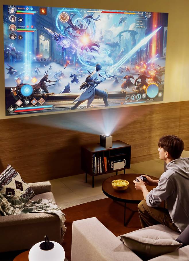 4일 LG전자는 강력한 성능과 미니멀 디자인을 모두 갖춘 신제품 프로젝터 ‘LG 시네빔 쇼츠’를 출시했다. LG시네빔 쇼츠는 벽으로부터 40cm에서 100인치 4K 대화면을 투사하는 ‘초단초점’ 기술을 탑재했다. LG전자