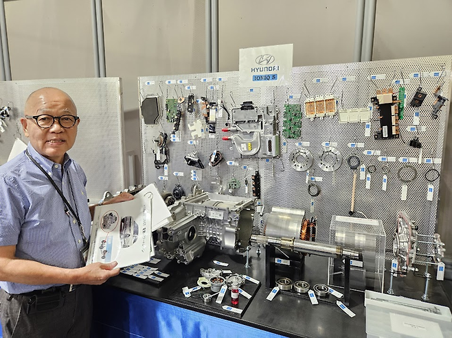 모치즈키 에이지 차세대자동차센터 하마마쓰 센터장이 현대자동차 아이오닉5에 사용된 부품을 살펴보고 있다. [도쿄 이승훈 특파원]
