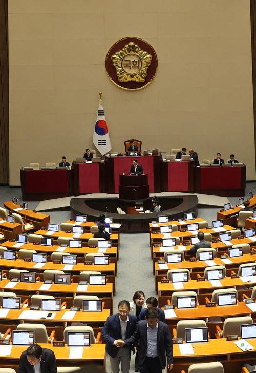 與, 필리버스터 시작되자 퇴장 신동욱 국민의힘 의원이 4일 국회 본회의에서 '방송3법' 처리를 지연시키기 위한 필리버스터(무제한 토론)를 시작하자 더불어민주당 의원들이 본회의장에서 퇴장하고 있다. 이충우 기자