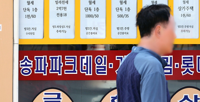 6·27 대출 규제로 전세퇴거자금 대출길이 꽉 막힌 가운데 서울 송파구 한 아파트 단지 근처 공인중개사사무소 앞에 전세 물건 광고가 크게 줄어 있다. 이승환 기자