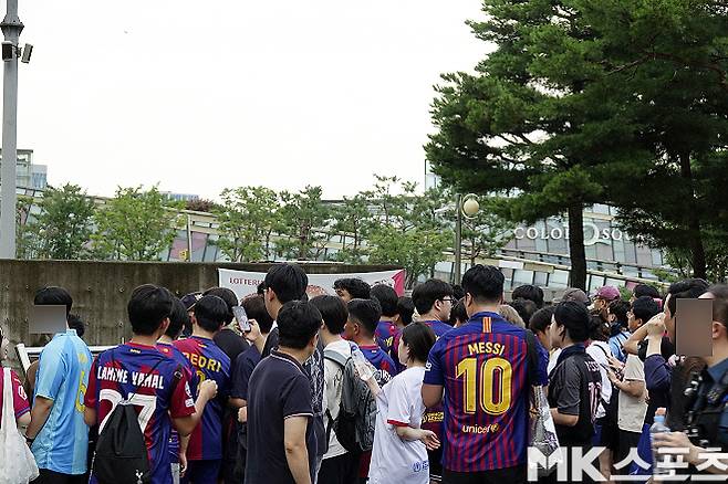 FC 바르셀로나 선수단 버스를 기다리는 팬들. 사진=이근승 기자