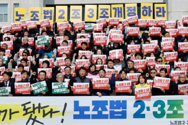 서울 여의도 국회 본청 계단에서 열린 '노조법 2·3조 개정안 발의 야5당·노동·시민사회 기자회견'에서 참석자들이 노조법 2·3조 개정안(노란봉투법) 통과를 촉구하며 구호를 외치고 있다. /사진=뉴스1.