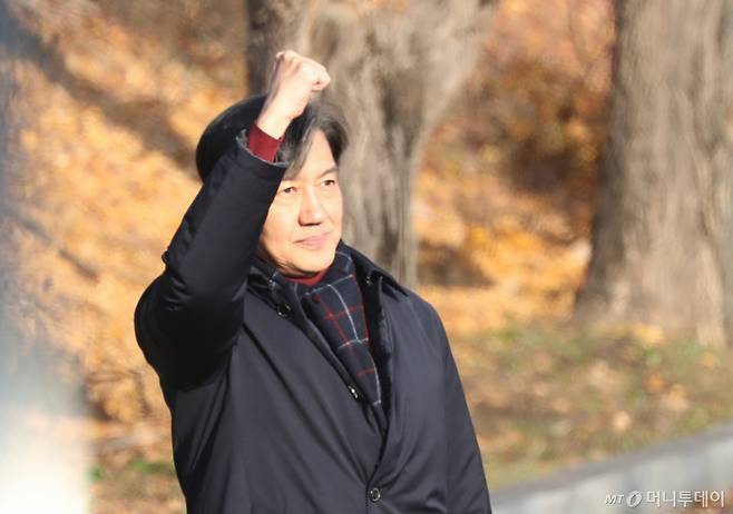 (의왕=뉴스1) 김영운 기자 = 자녀 입시 비리와 청와대 감찰 무마로 징역 2년이 확정된 조국 전 조국혁신당 대표가 16일 오전 수감을 위해 경기 의왕시 서울구치소로 들어가기 전 지지자들에게 인사를 하고 있다. 2024.12.16/뉴스1  Copyright (C) 뉴스1. All rights reserved. 무단 전재 및 재배포,  AI학습 이용 금지. /사진=(의왕=뉴스1) 김영운 기자