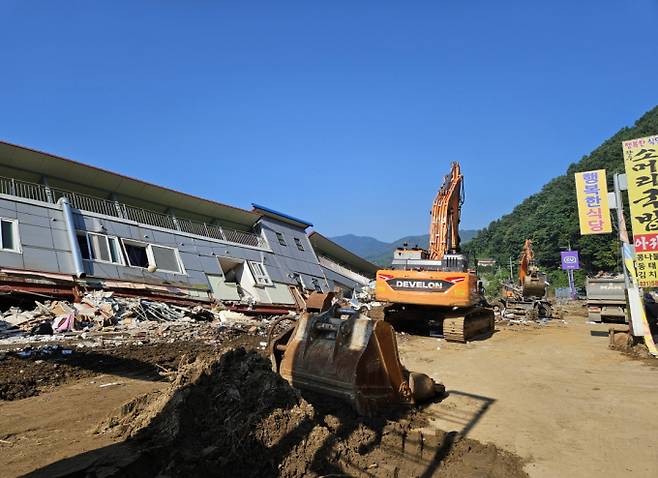 가평군이 집중호우로 심각한 피해가 발생한 조종면 하천변 근생건물에 대해 철거를 진행하는 모습. /사진제공=가평군