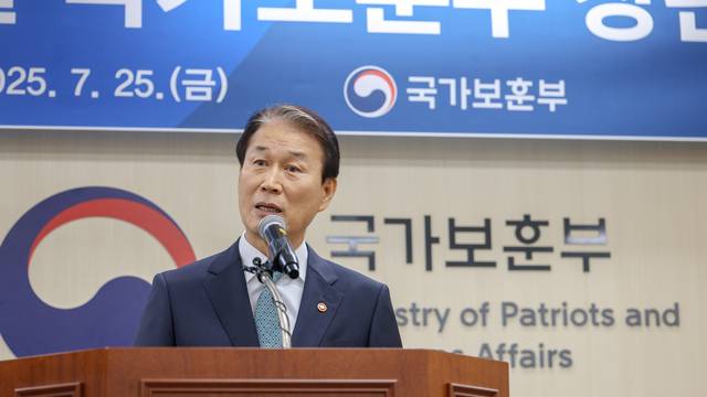 권오을 신임 국가보훈부 장관이 지난달 25일 오후 세종시 정부세종청사 국가보훈부에서 열린 ‘제3대 국가보훈부 장관 취임식’에서 취임사를 하고 있다. 국가보훈부 제공
