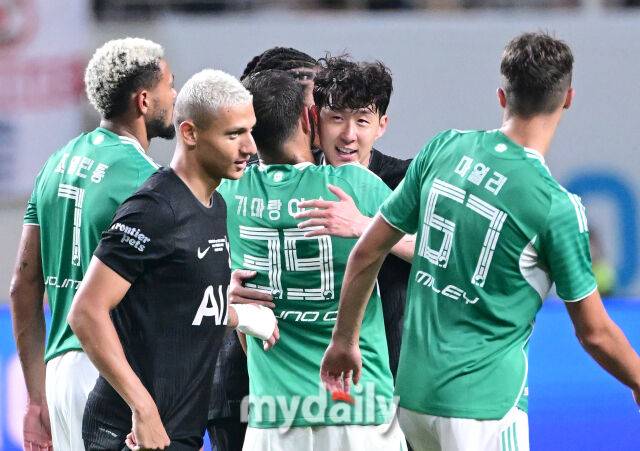 2025년 8월 3일 오후 서울월드컵경기장에서 쿠팡플레이 시리즈 '토트넘 홋스퍼 FC와 뉴캐슬 유나이티드 FC'의 경기가 열렸다.토트넘 손흥민이 후반 교체된 뒤 뉴캐슬 선수들과 인사하고 있다./유진형 기자